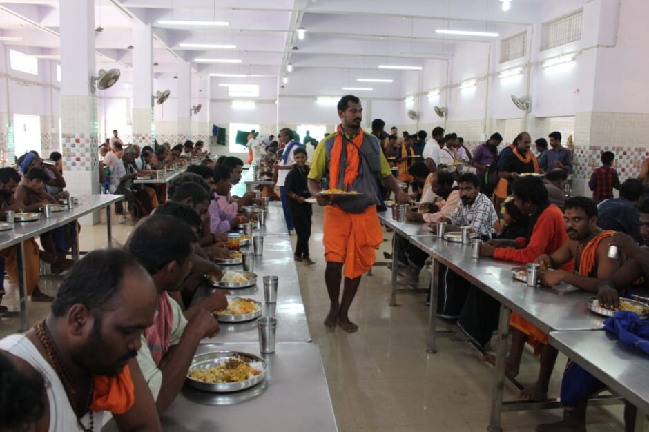 SASS volunteers serving Annadanam to Sabarimala pilgrims